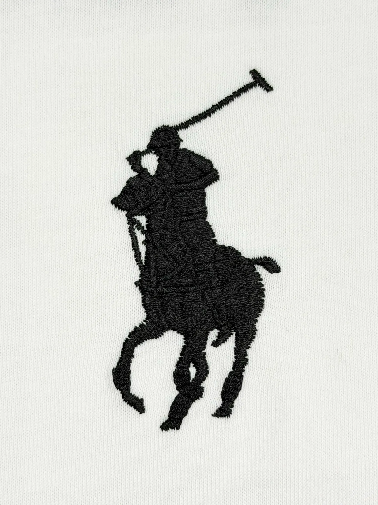 P160 [High Quality]Ralph Lauren*Ralph Lauren embroidery micro-label simple‼ ️Short-sleeved T-shirt 💗Ralph Lauren classic short-sleeved T-shirt, custom-made 280g pure cotton fabric, soft and breathable, classic horseback golf🏌️ embroidery on the chest, logo + logo embroidery on the back, simple and recognizable. Round neck design, neat tailoring, customized 280g pure cotton fabric, soft and smooth to the touch, great breathability, super comfortable to wear in summer! The same loose version for men and women, OK to wear alone or layered, versatile ~ 𝐂𝐎𝐋𝐎𝐔𝐑: black white 𝐒𝐈𝐙𝐄: S-xL Size chart: S: Shoulder width 51 - Bust 55 - Clothing length 70 M: Shoulder width 53 - Bust 57 - Clothing length 72 L: Shoulder width 55 - Bust 59 - Clothing length 74 XL: Shoulder width 57 - Bust 61 - Clothing length 76